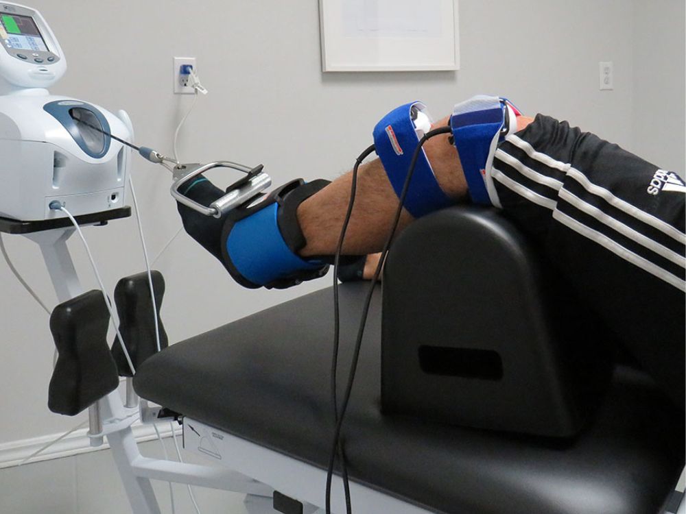 runway-health-chiropractic-physiotherapist-massage-knee-decompression-markham-newmarket